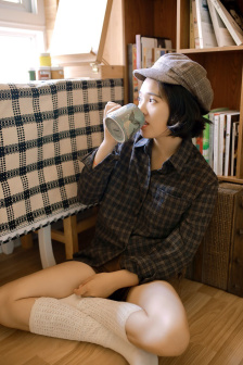 两女一杯